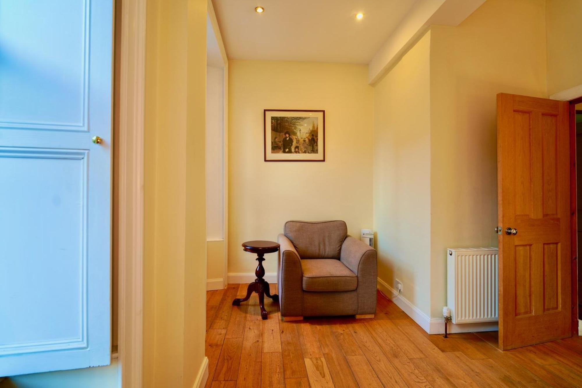 Spacious 2 Bed Next To Royal Mile & Waverley