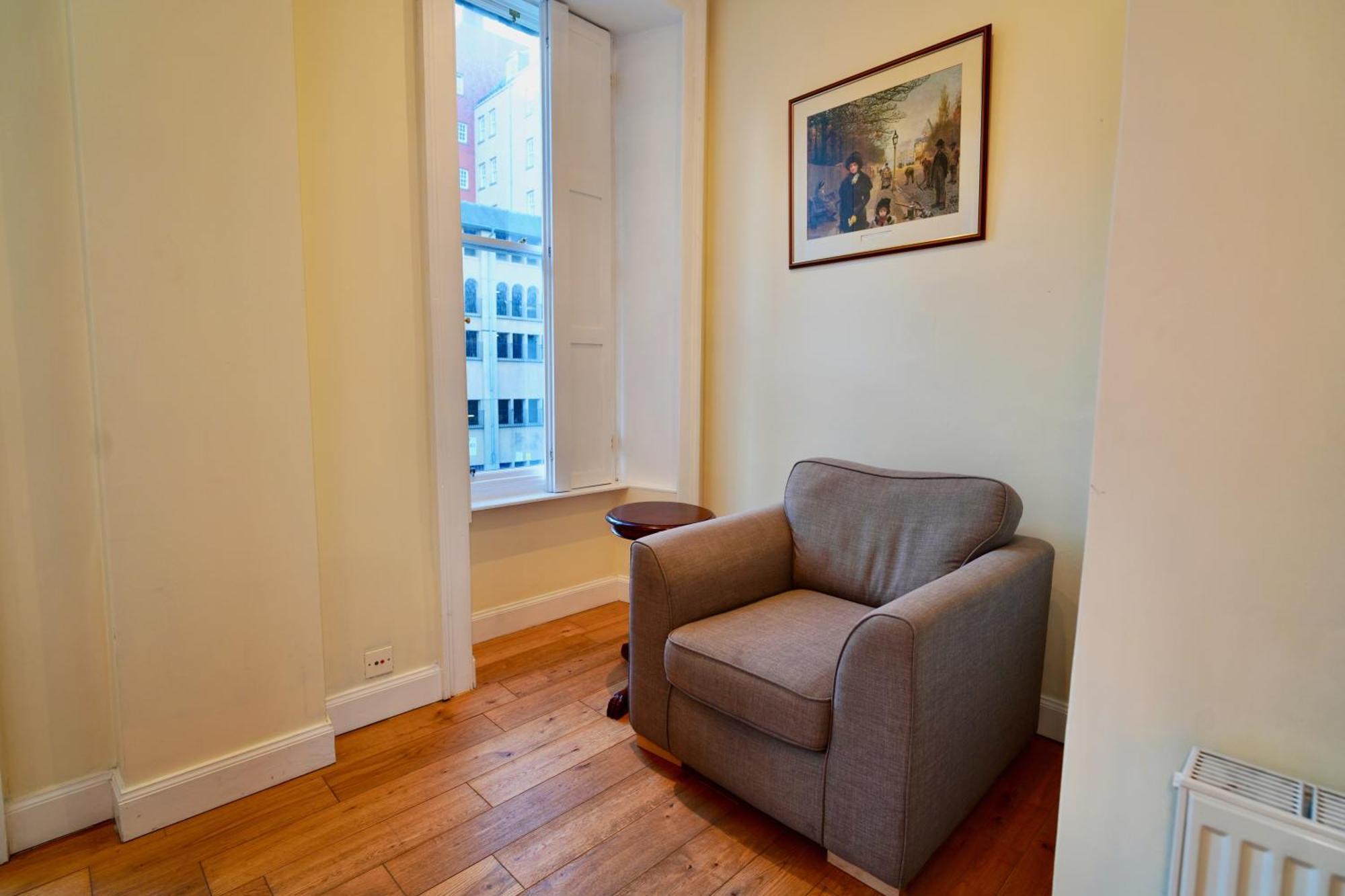 Spacious 2 Bed Next To Royal Mile & Waverley * Edinburgh