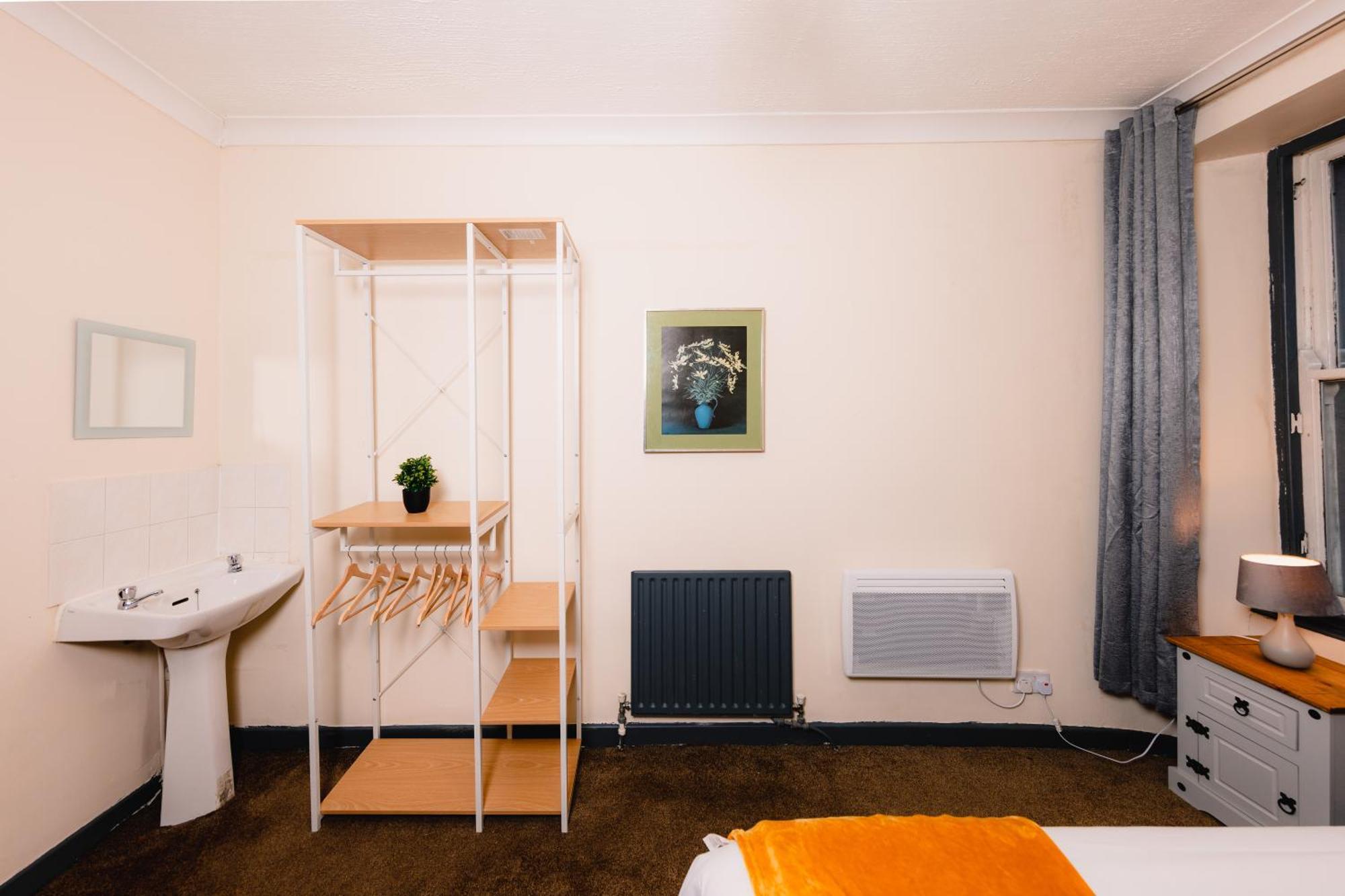 Cozy Old Town 4 Bedrm Apartment *