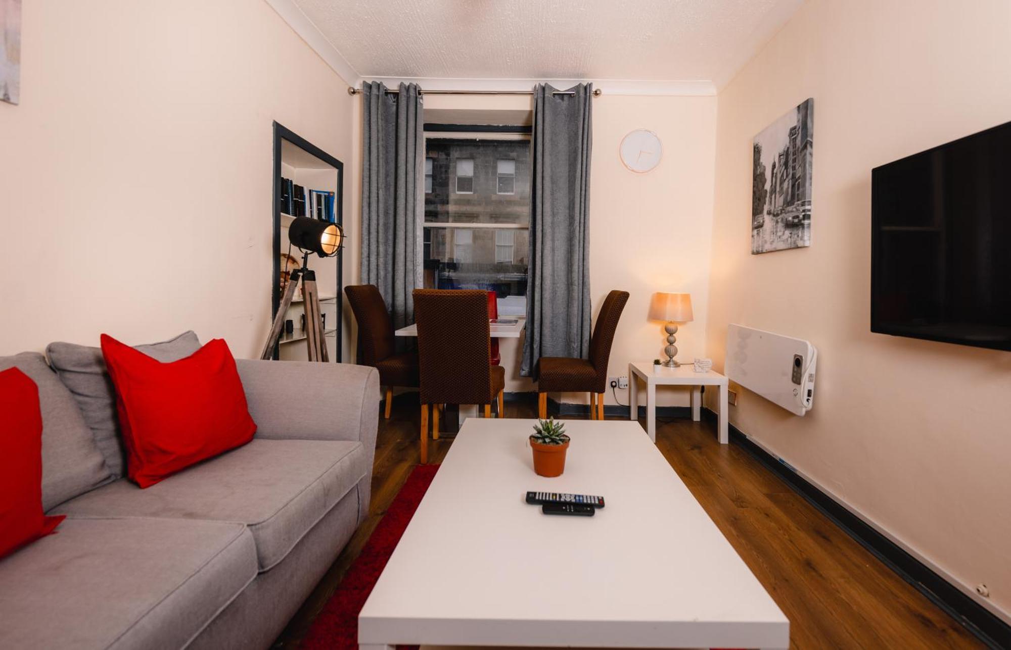 Cozy Old Town 4 Bedrm Apartment
