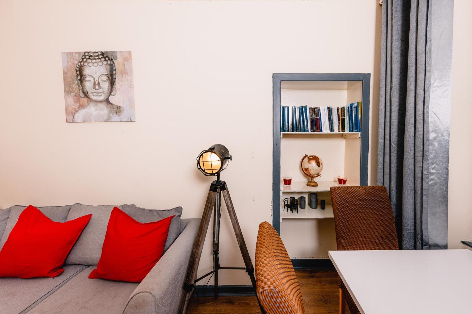 Cozy Old Town 4 Bedrm Apartment *