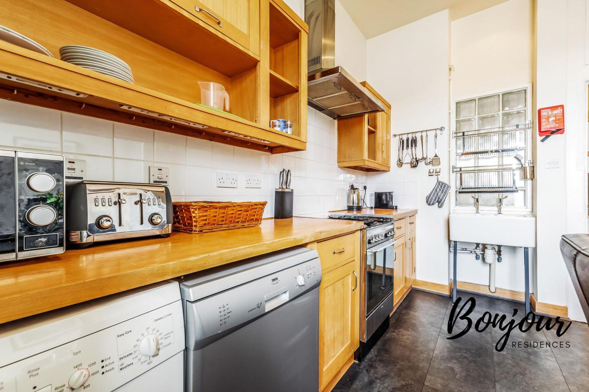 Belleville Central St James Quarter Free Offsite Parking & Views By Bonjour Residences
