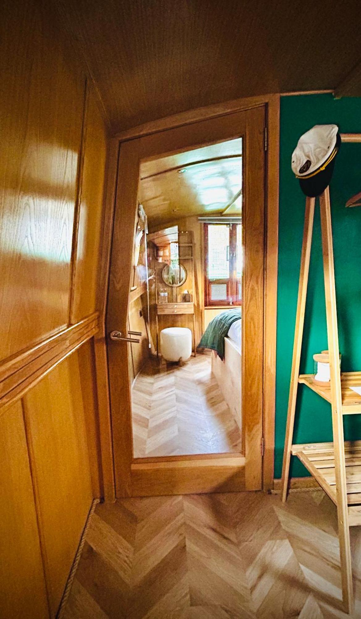 - Houseboats Edinburgh