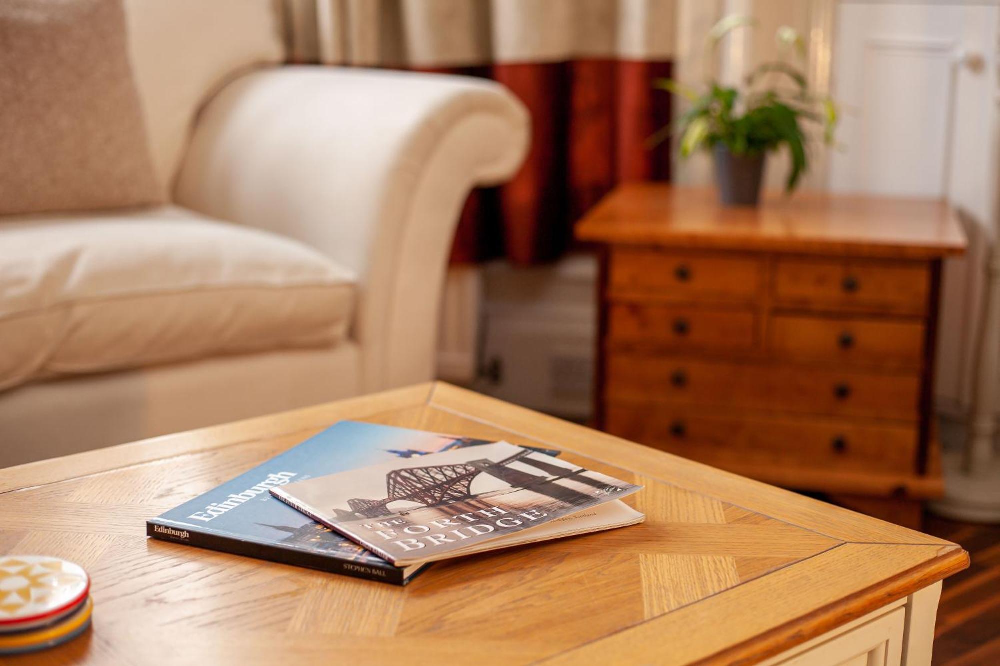 Stylish Victorian Apartment's Close To The Botanical Gardens, Free Parking!