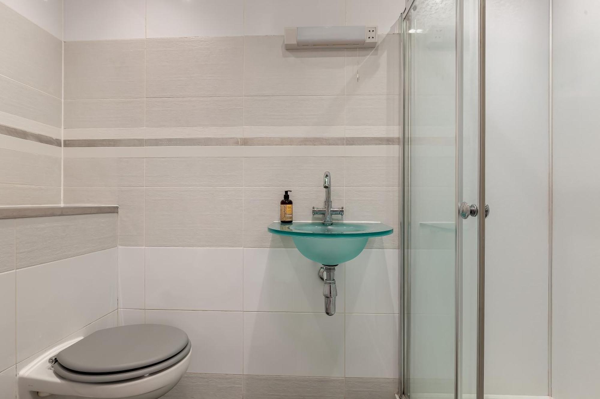 Stylish Victorian Apartment's Close To The Botanical Gardens, Free Parking!
