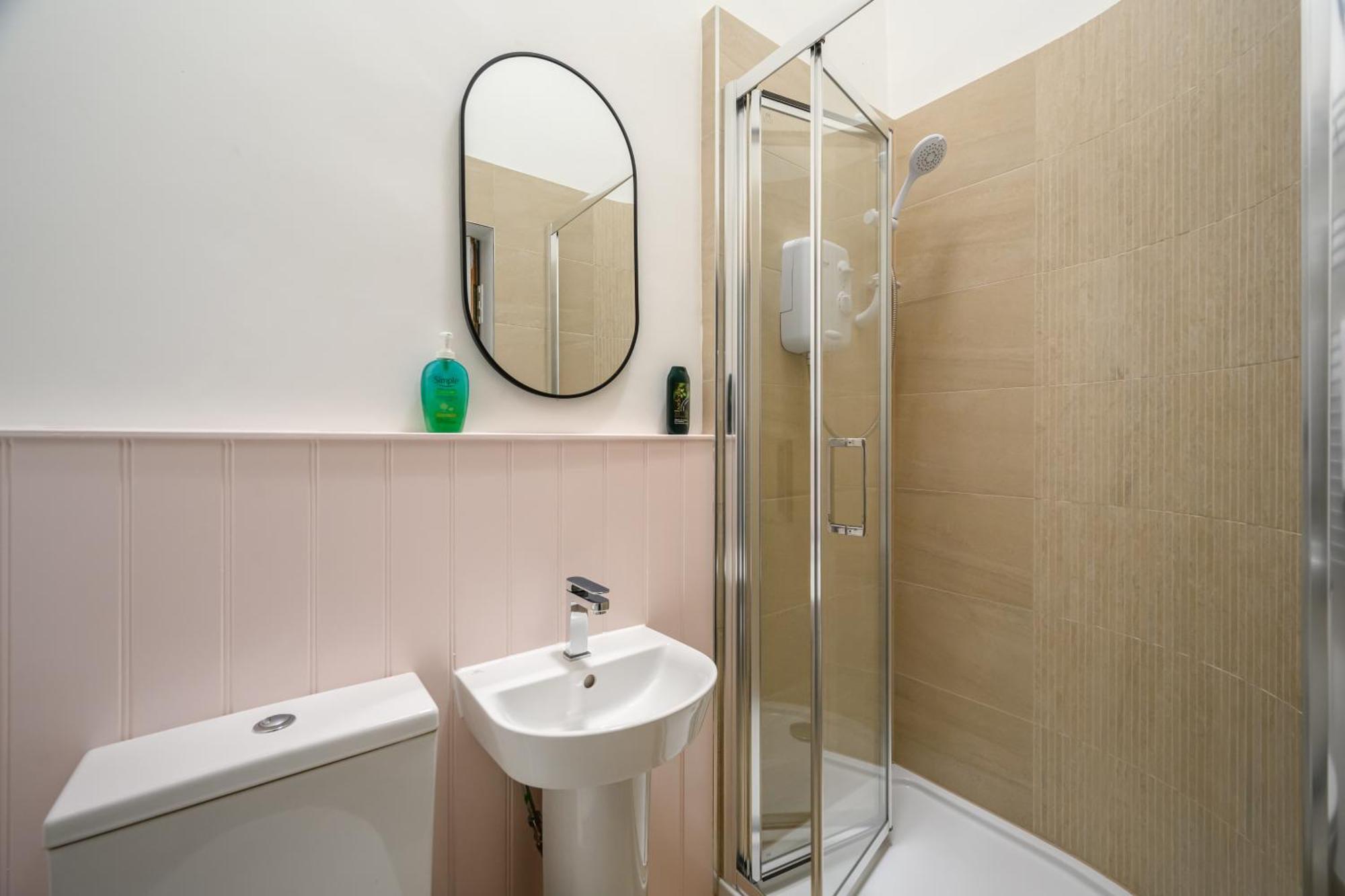 Apartment 5-br 3-bth Newington - Modern & Spacious *