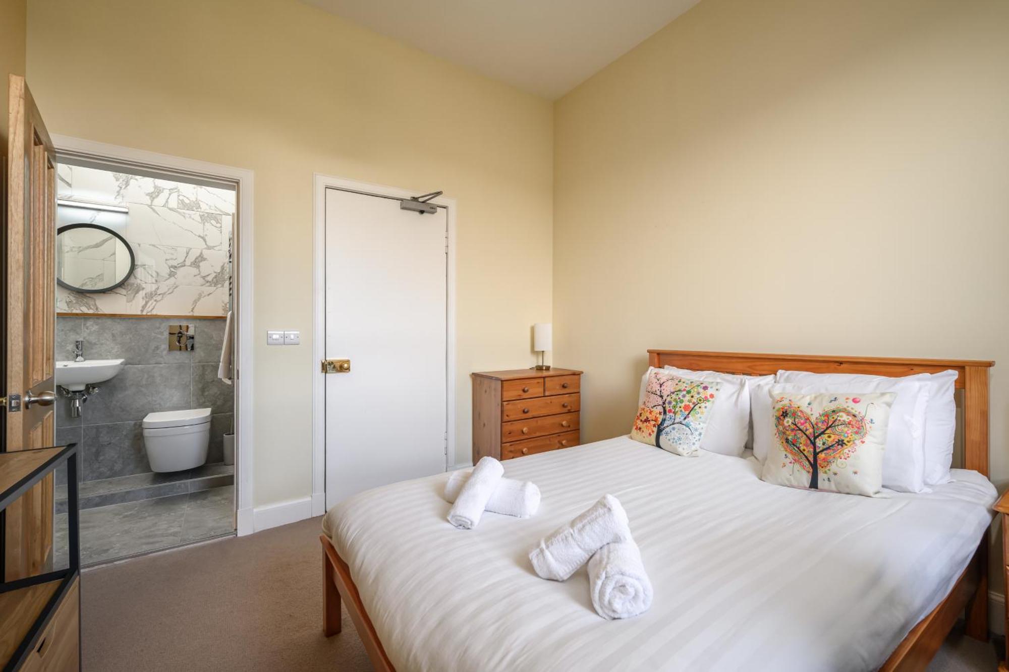 5-br 3-bth Newington - Modern & Spacious *