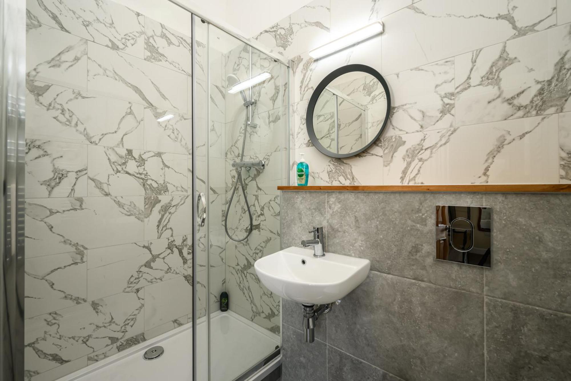 Apartment 5-br 3-bth Newington - Modern & Spacious