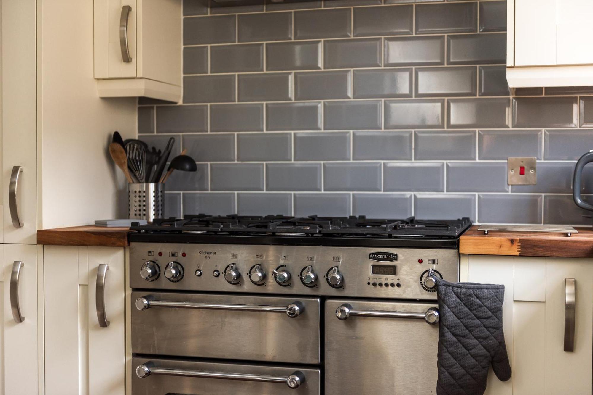 Cosy Roseburn Apartment, - 2 Bedrooms, Free Parking Apartment *