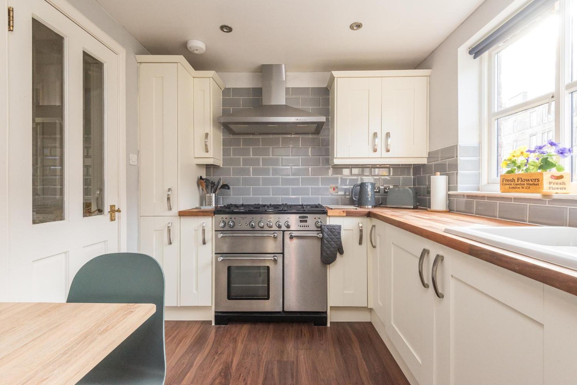 Cosy Roseburn Apartment, - 2 Bedrooms, Free Parking EDI