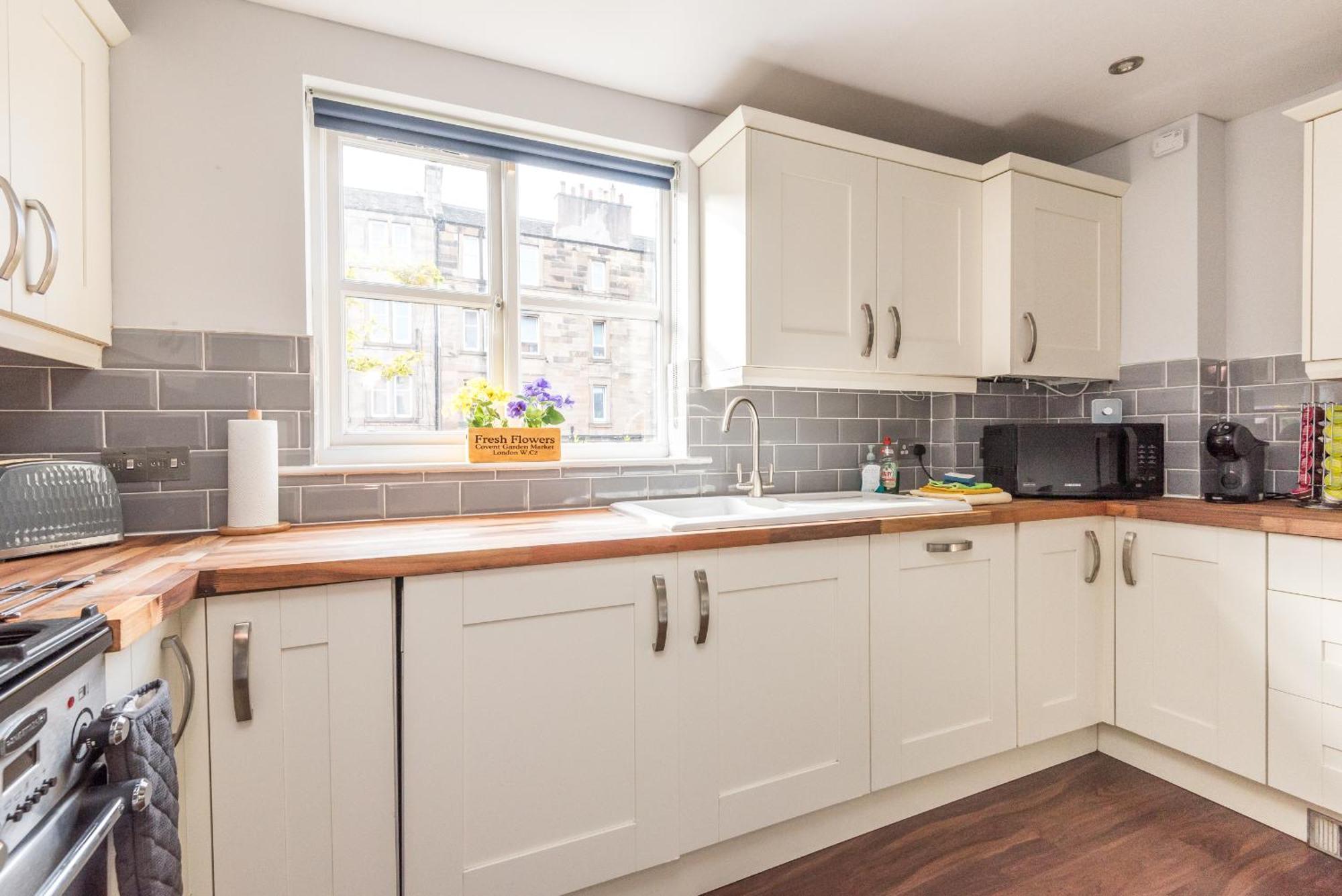 Cosy Roseburn Apartment, - 2 Bedrooms, Free Parking *