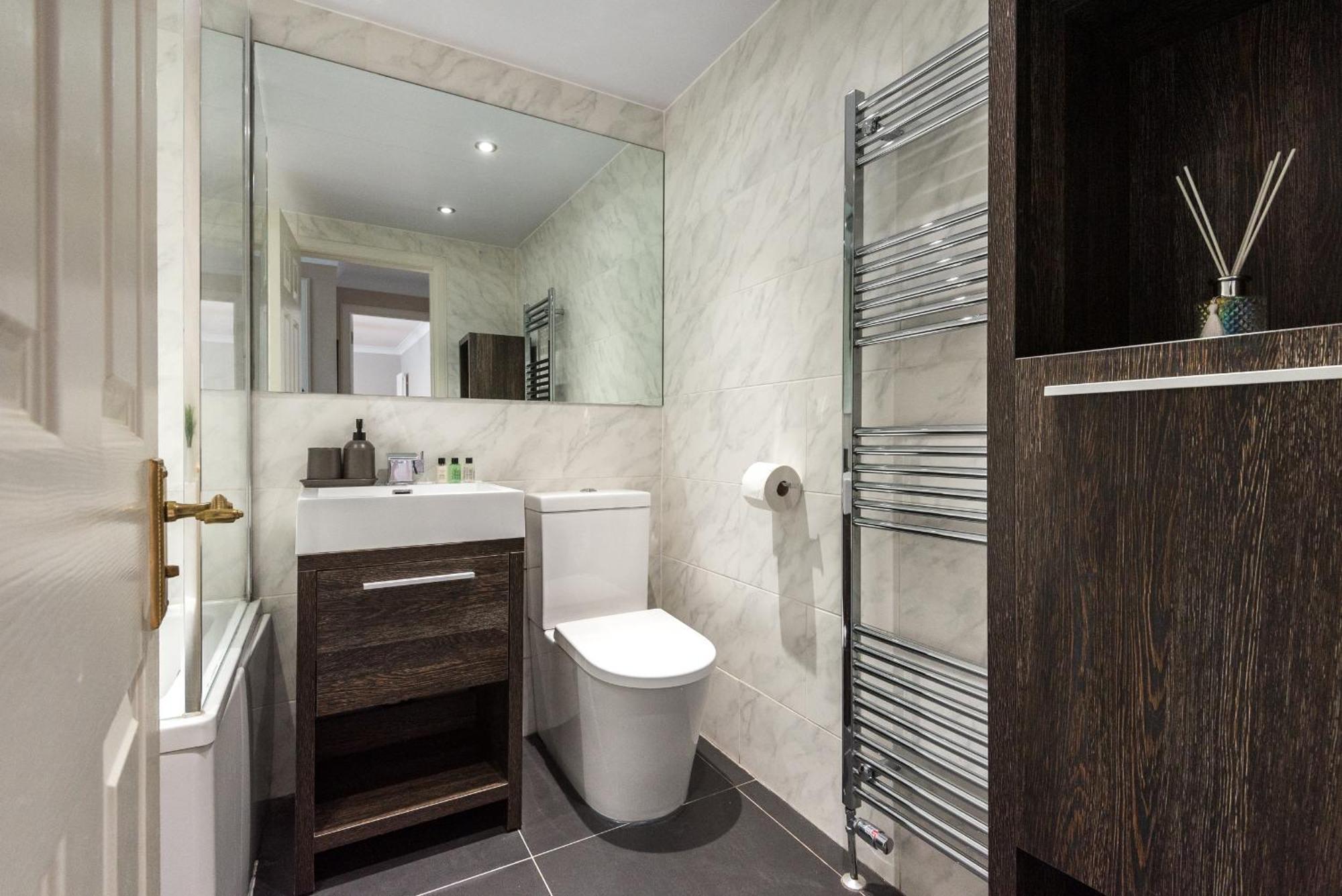 Cosy Roseburn Apartment, - 2 Bedrooms, Free Parking *