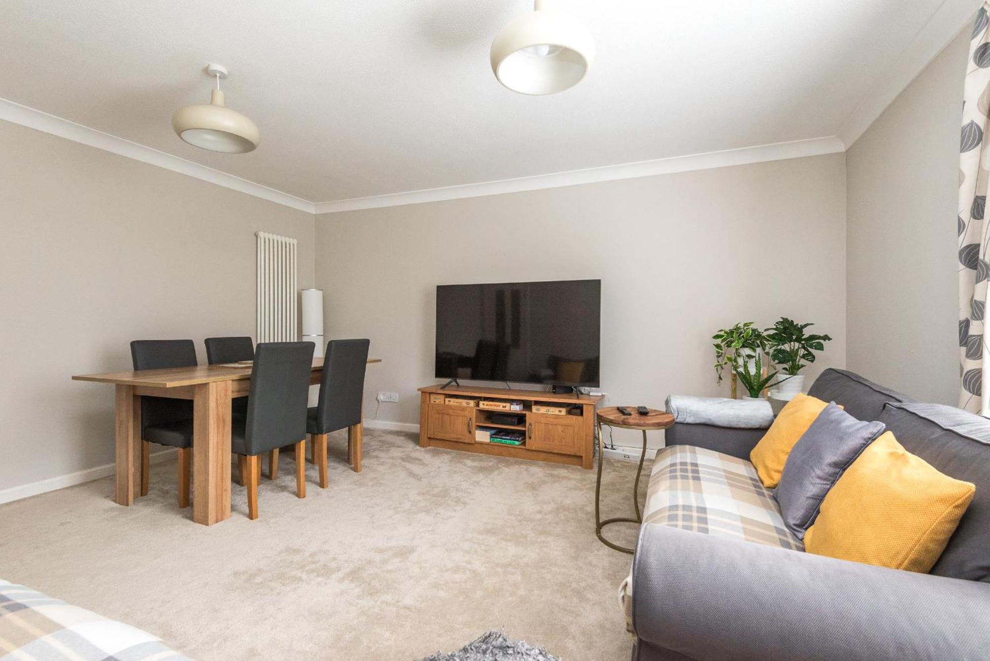 Cosy Roseburn Apartment, - 2 Bedrooms, Free Parking Apartment