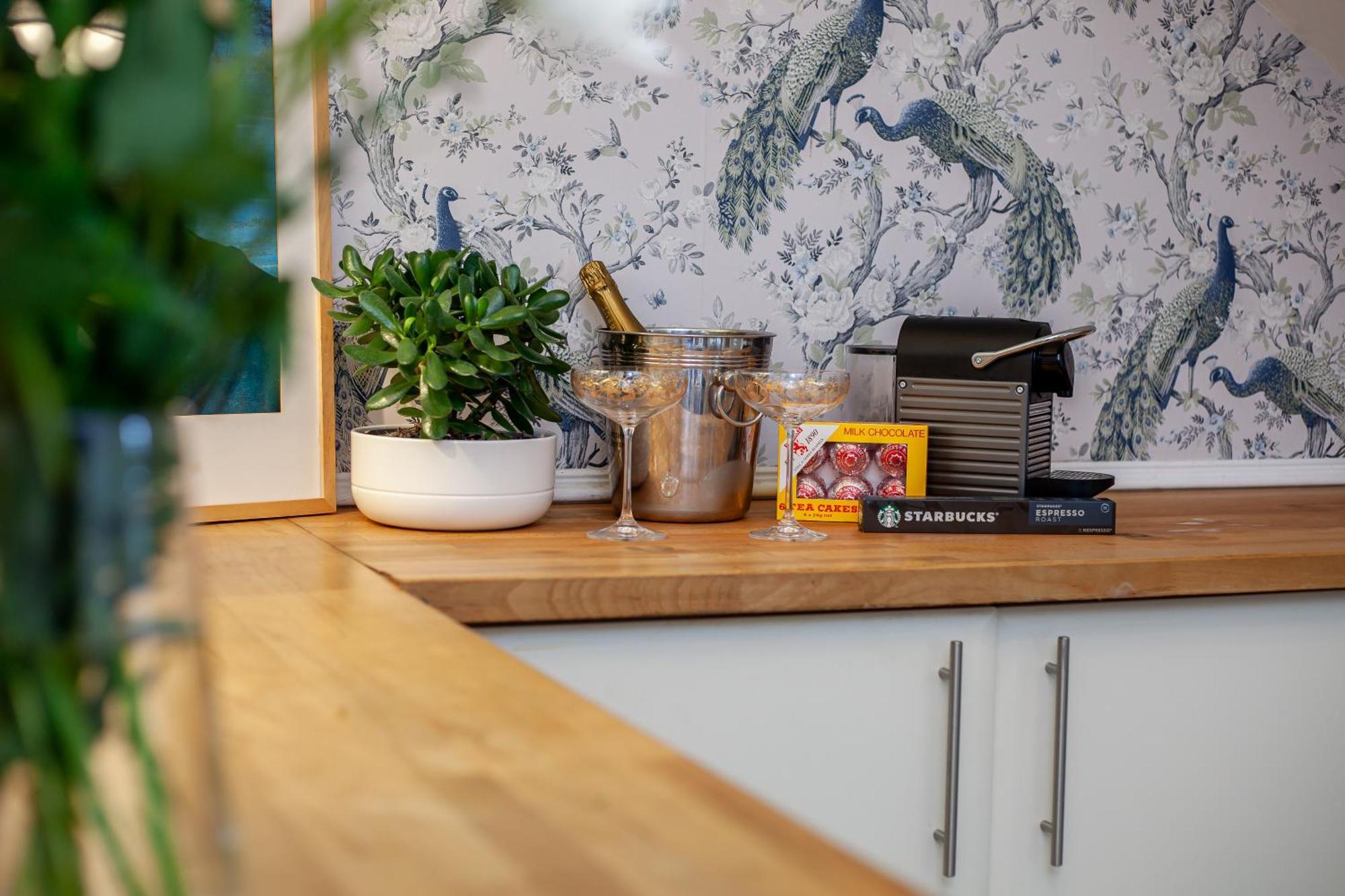 Stylish Victorian Apartment's Close To The Botanical Gardens, Free Parking!