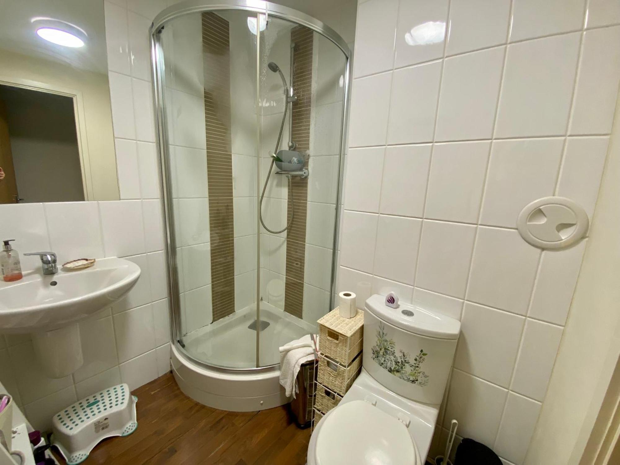 Lovely Double With Private Bathroom And Double With Shared Toilet & Parking Free Privatunterkunft