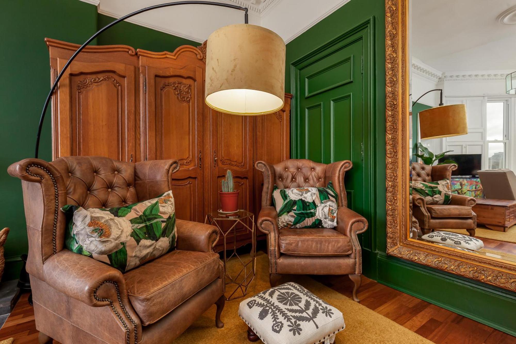 Stylish Victorian Apartment's Close To The Botanical Gardens, Free Parking!