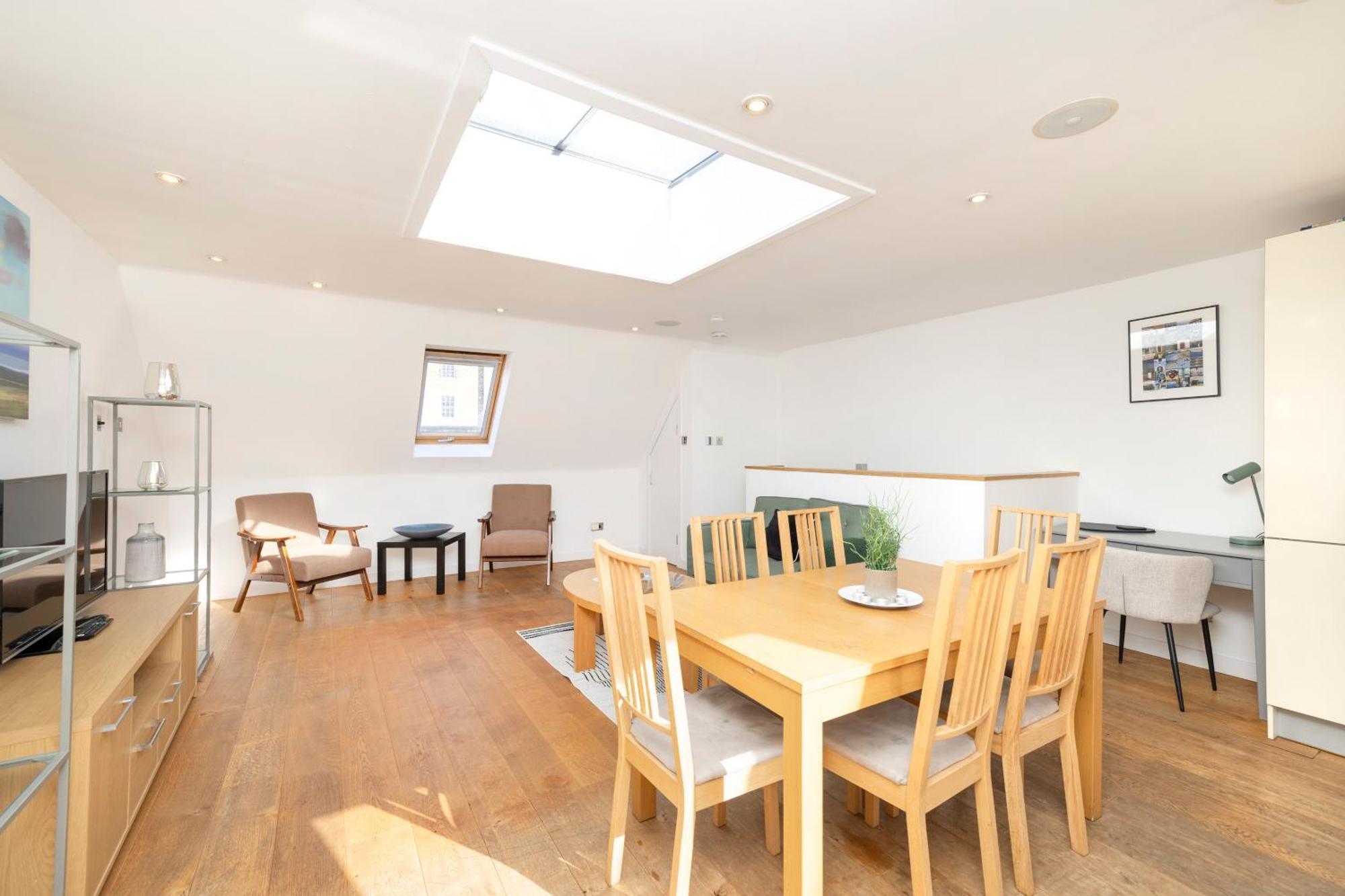 Joivy Chic 2-br Flats Near Castle *