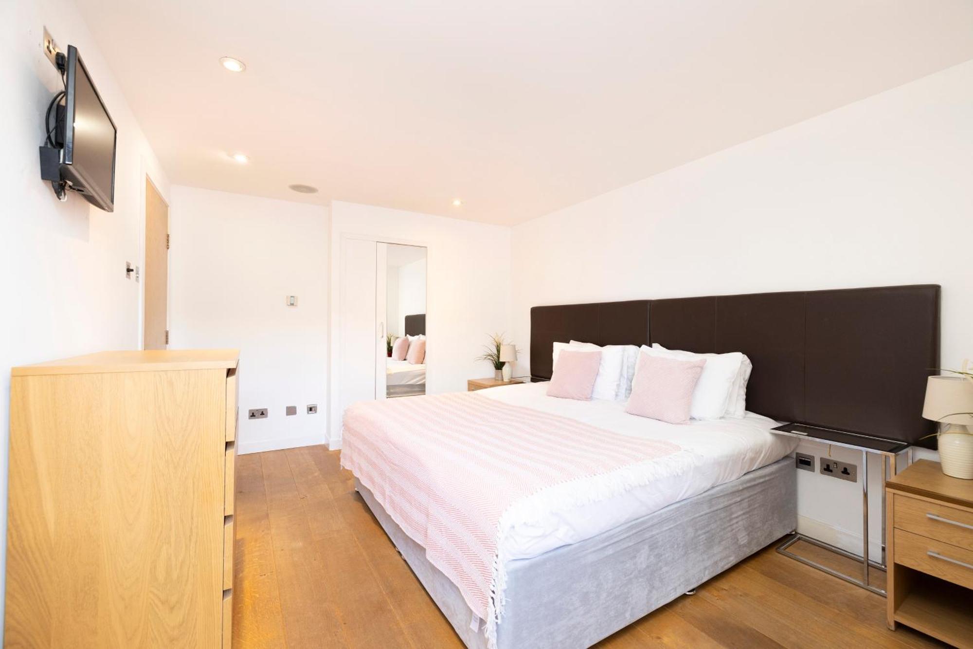 Joivy Chic 2-br Flats Near Castle Apartment