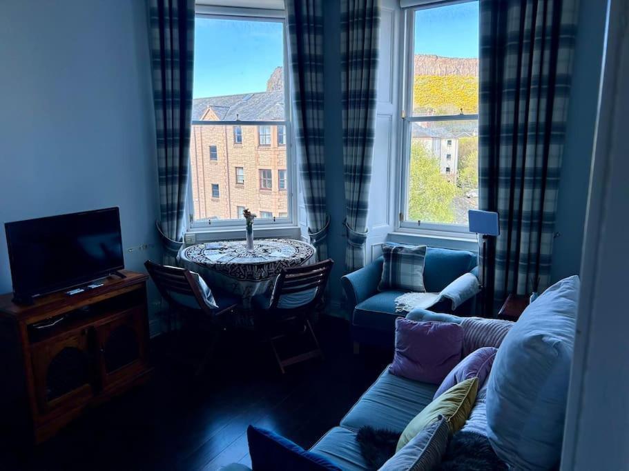 Edinburghs Arthurs Seat View * Edinburgh