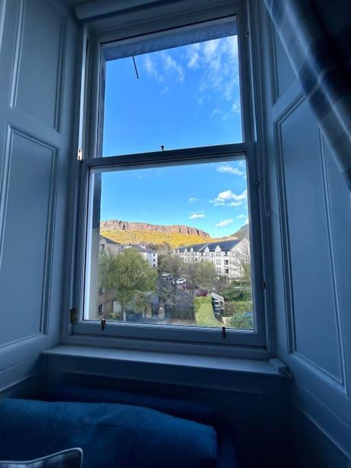 Edinburghs Arthurs Seat View *