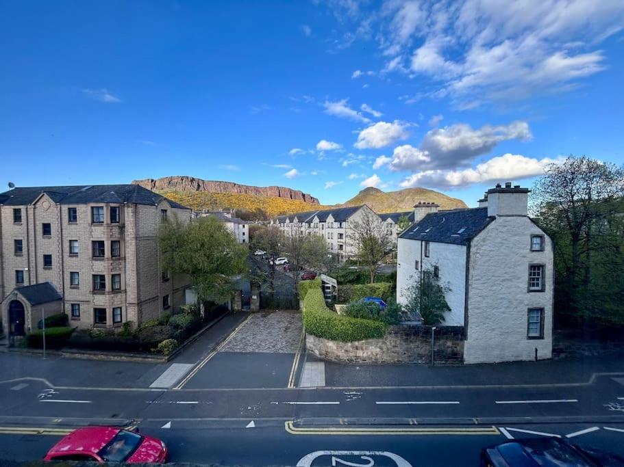 Edinburghs Arthurs Seat View *