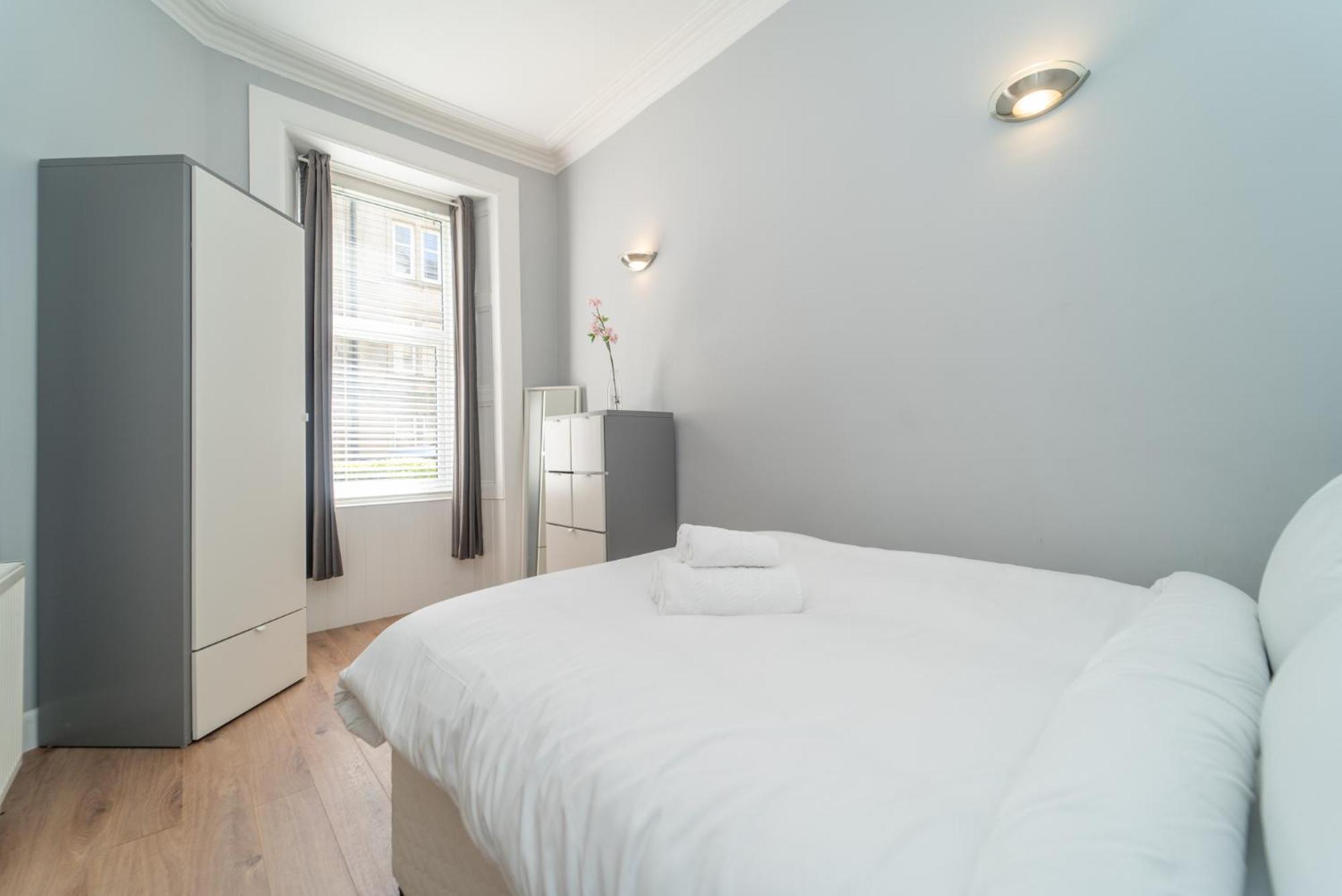 Beautiful Spacious Victorian Town House Apartment *