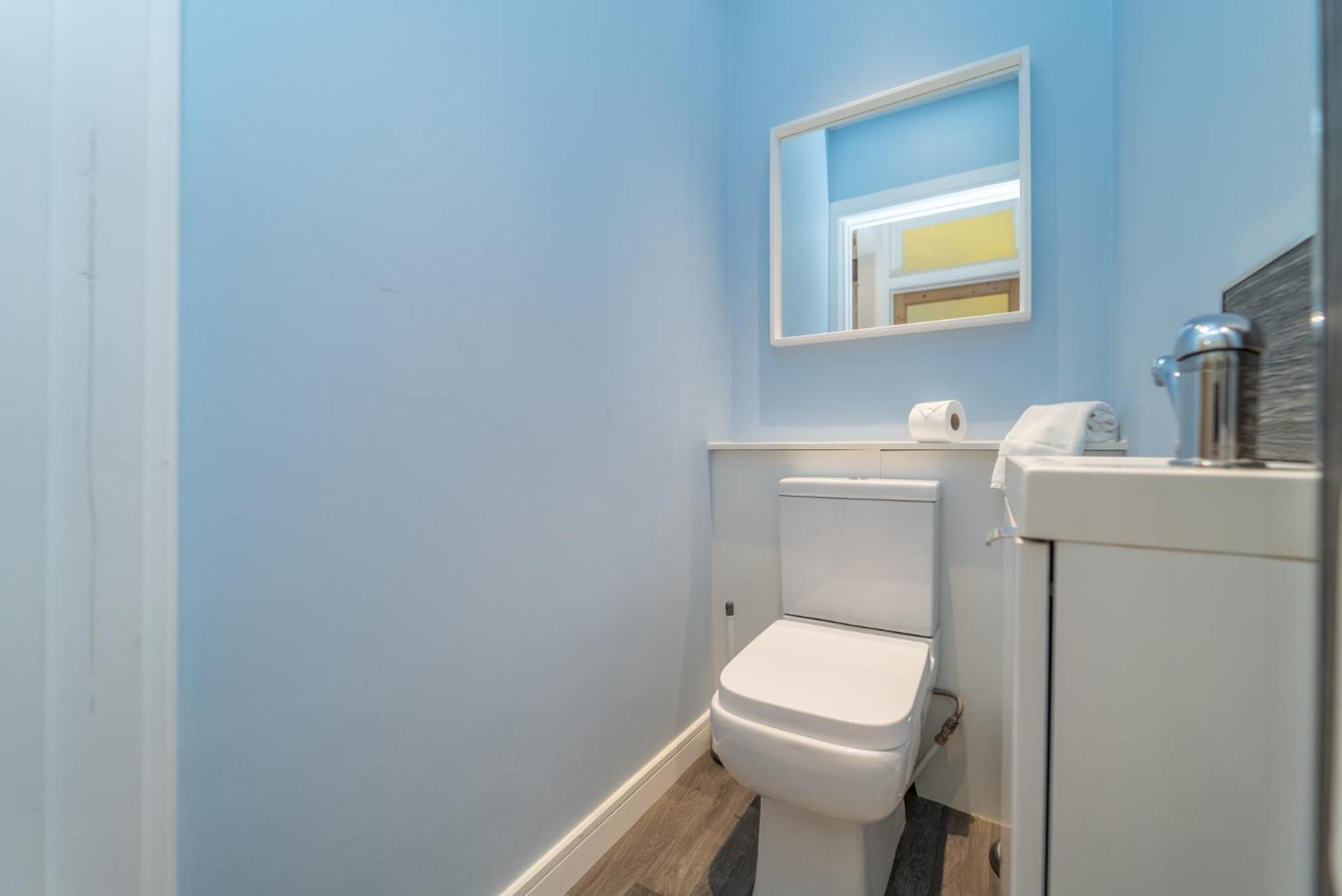 Beautiful Spacious Victorian Town House Apartment *