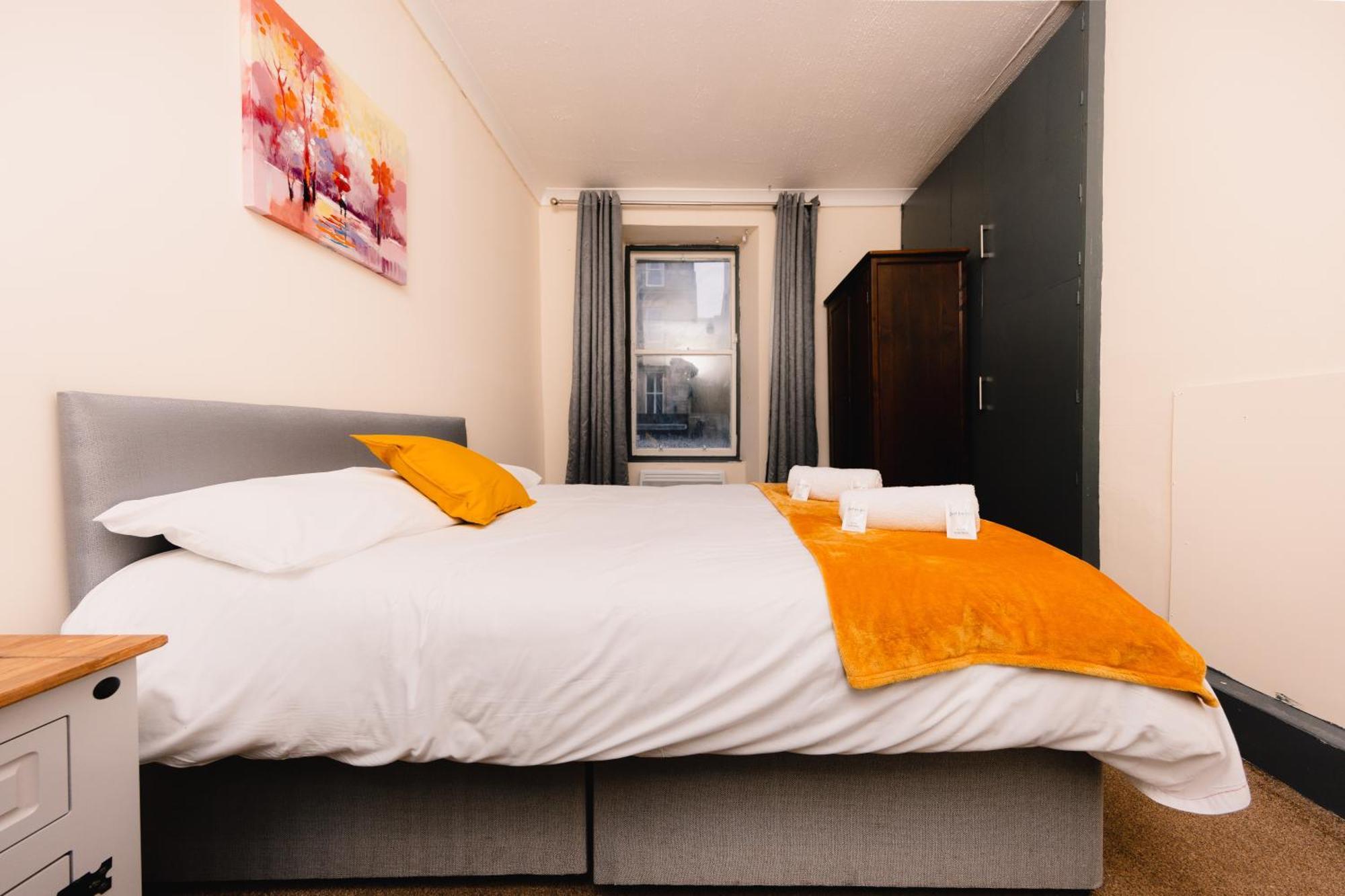 In Old Town, Cozy 4 Bedroom Flat * EDI