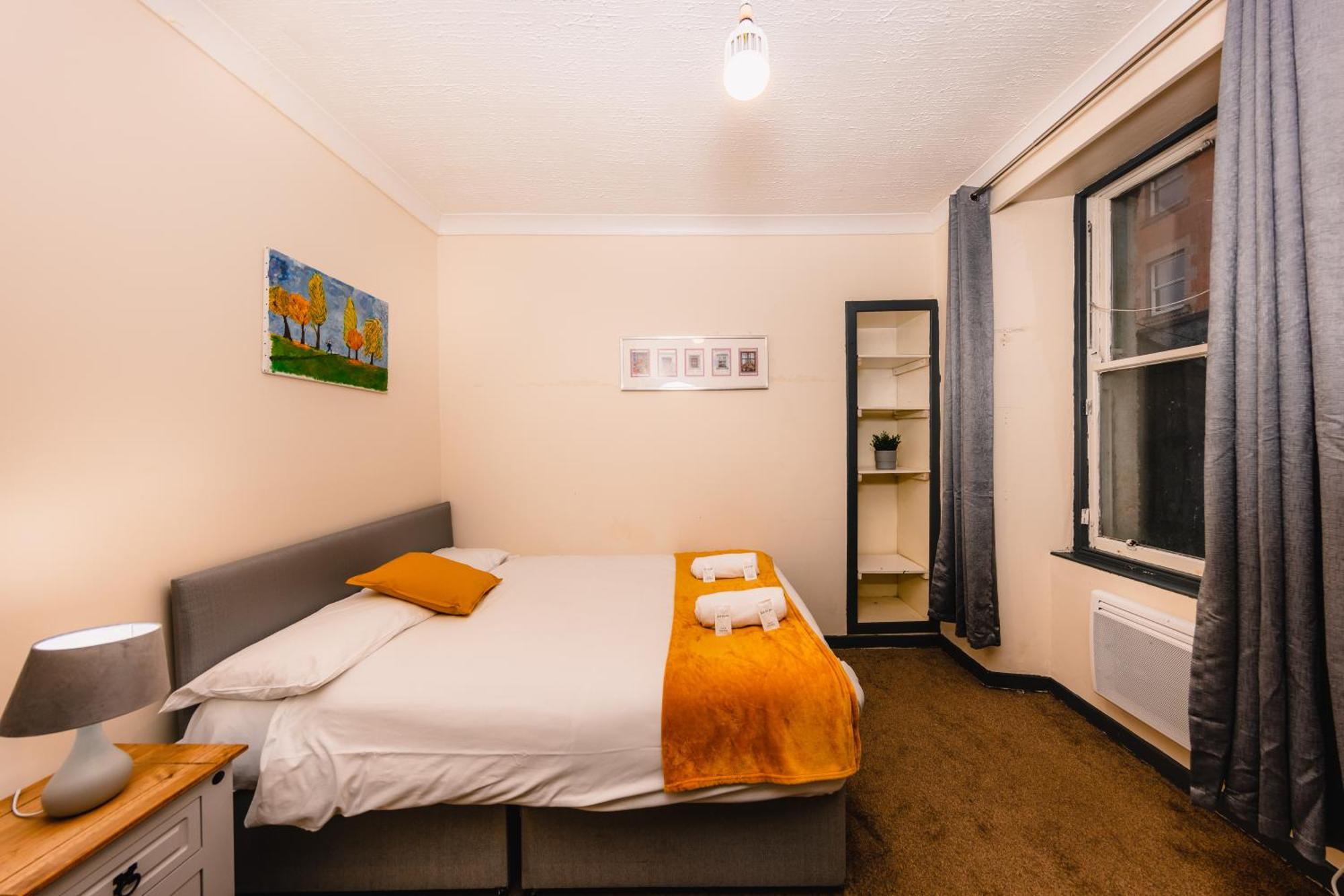In Old Town, Cozy 4 Bedroom Flat * EDI