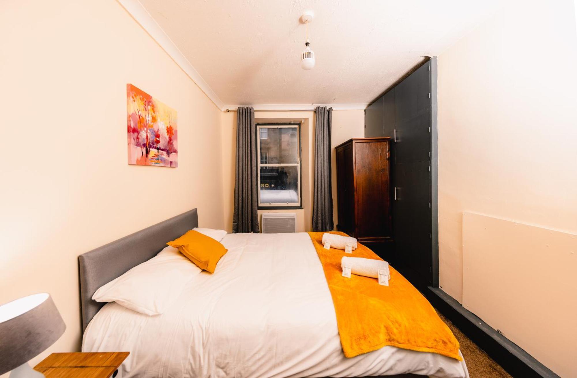In Old Town, Cozy 4 Bedroom Flat * EDI