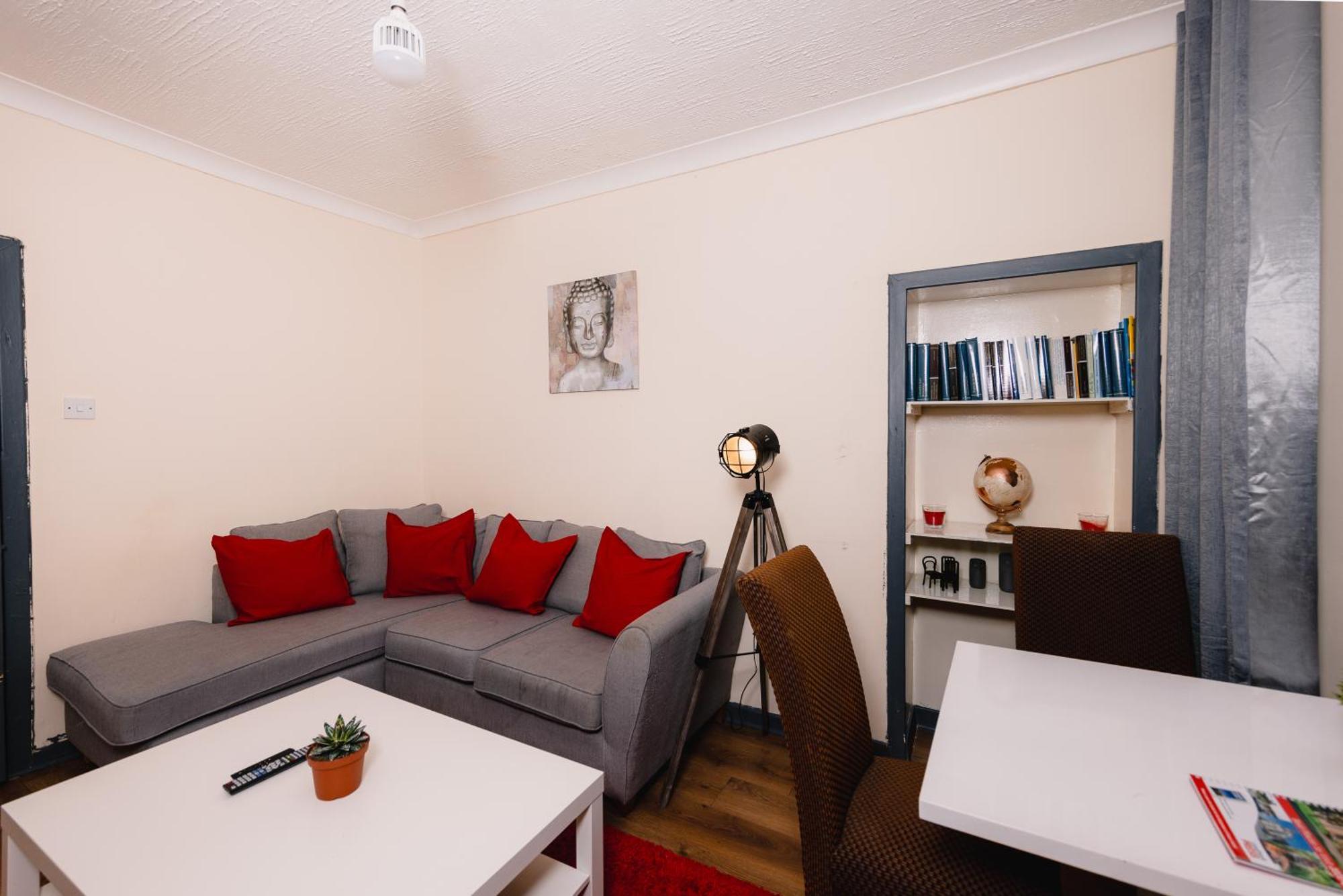 In Old Town, Cozy 4 Bedroom Flat EDI
