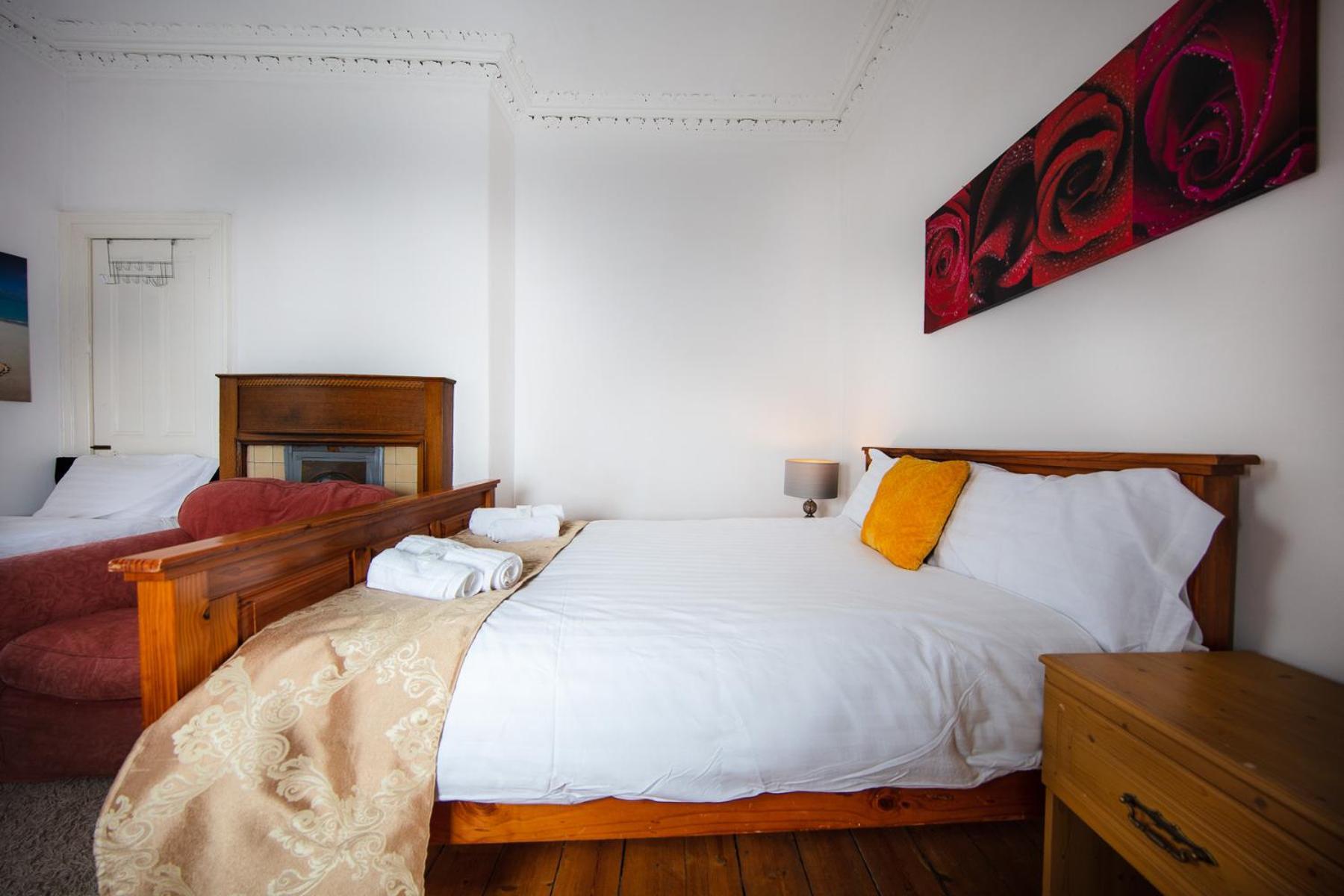 Comfortable, Spacious Retreat, By The Meadows! Apartment
