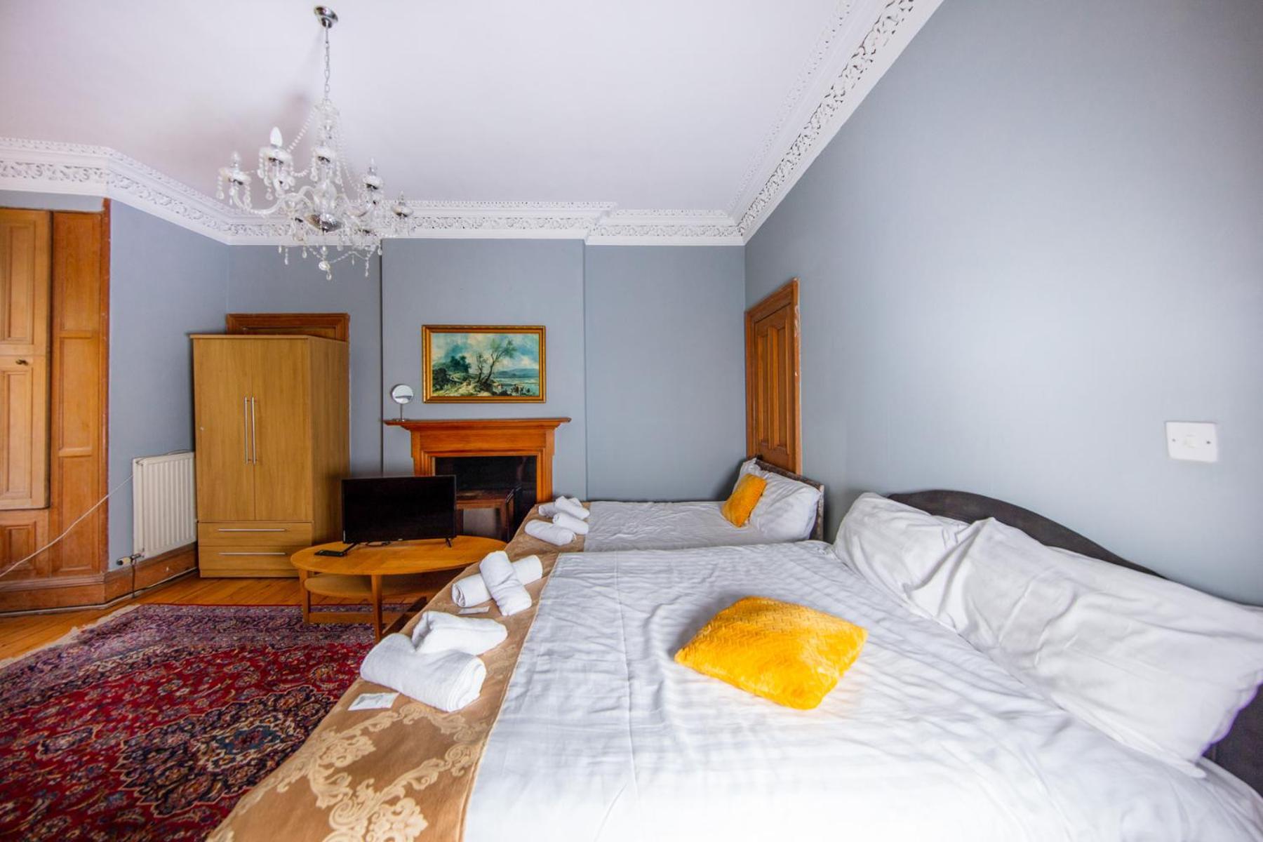 Comfortable, Spacious Retreat, By The Meadows! * Edinburgh