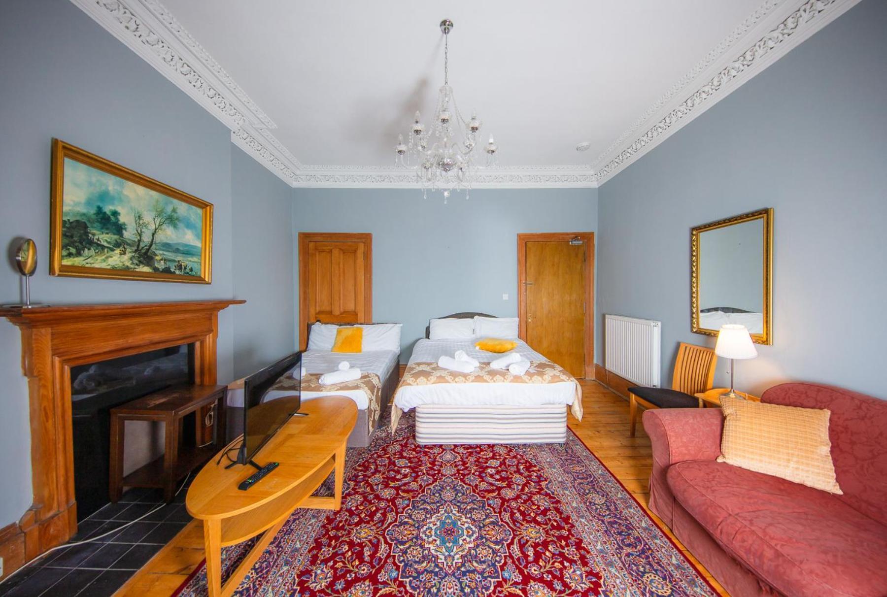 Apartment Comfortable, Spacious Retreat, By The Meadows!