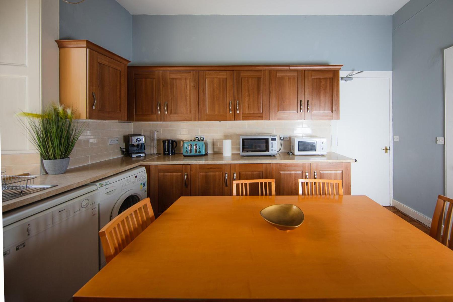 Comfortable, Spacious Retreat, By The Meadows! Apartment *