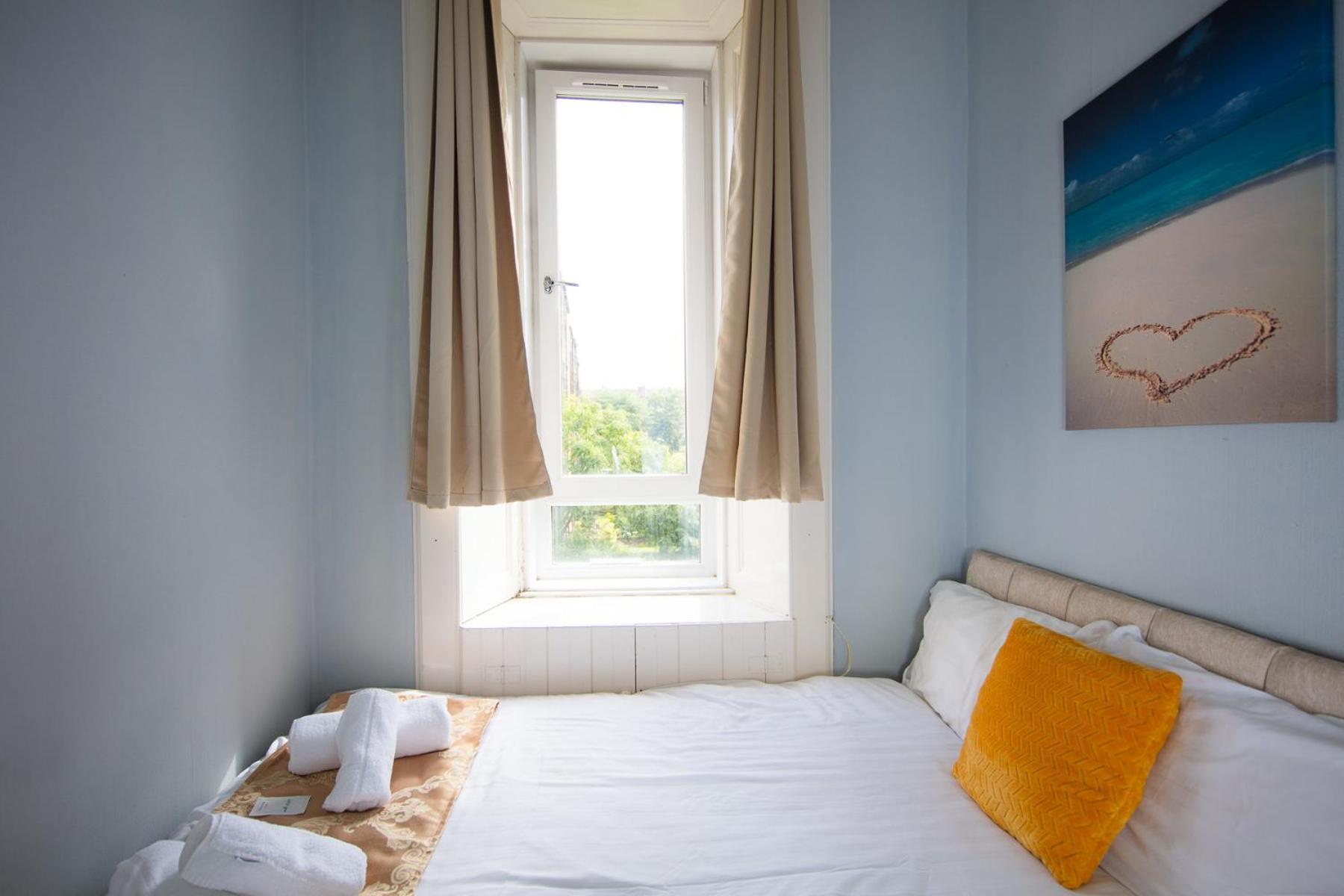 Apartment Comfortable, Spacious Retreat, By The Meadows! *