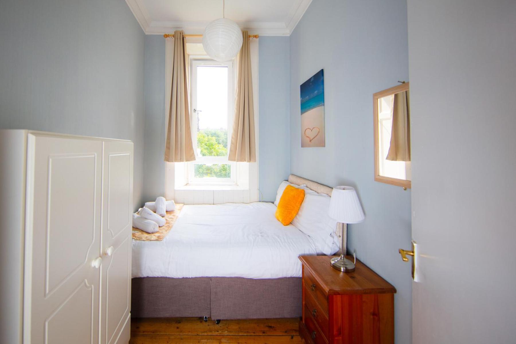 Comfortable, Spacious Retreat, By The Meadows! Edinburgh