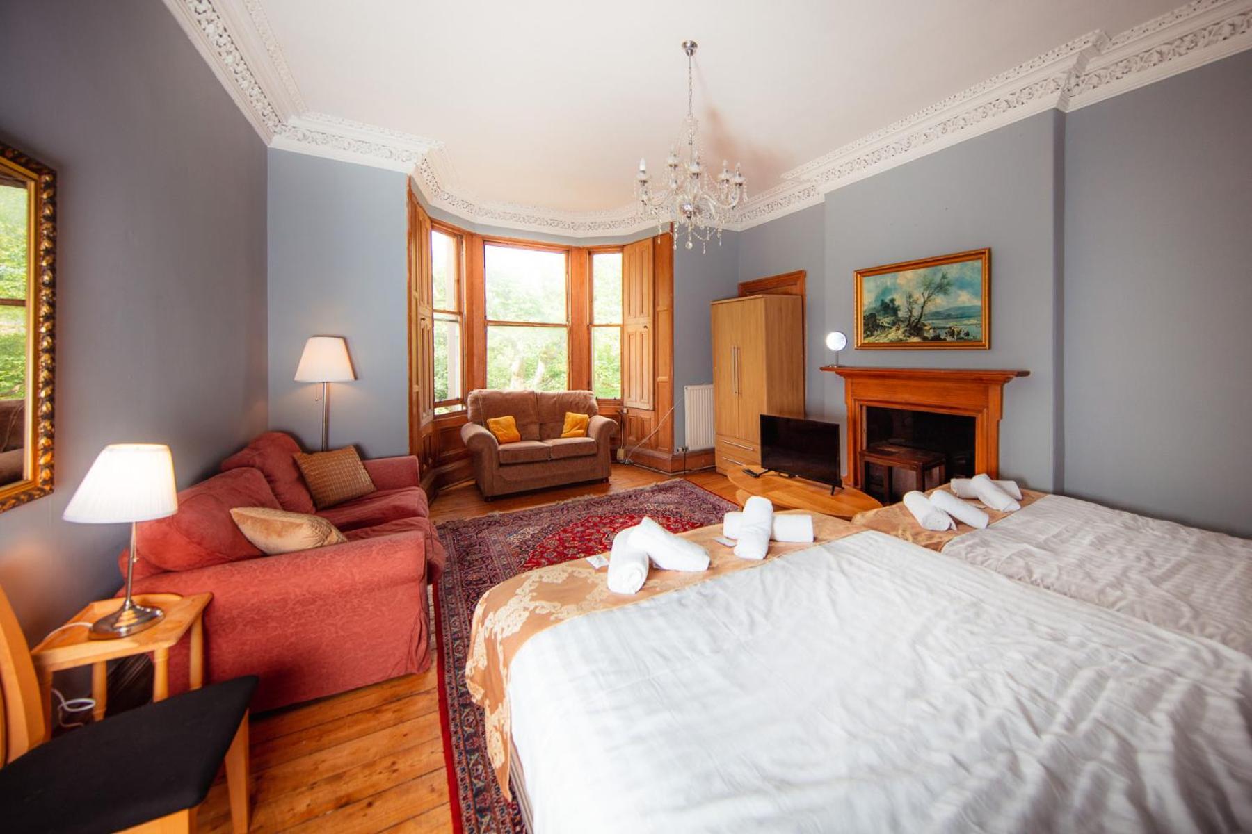 Apartment Comfortable, Spacious Retreat, By The Meadows!