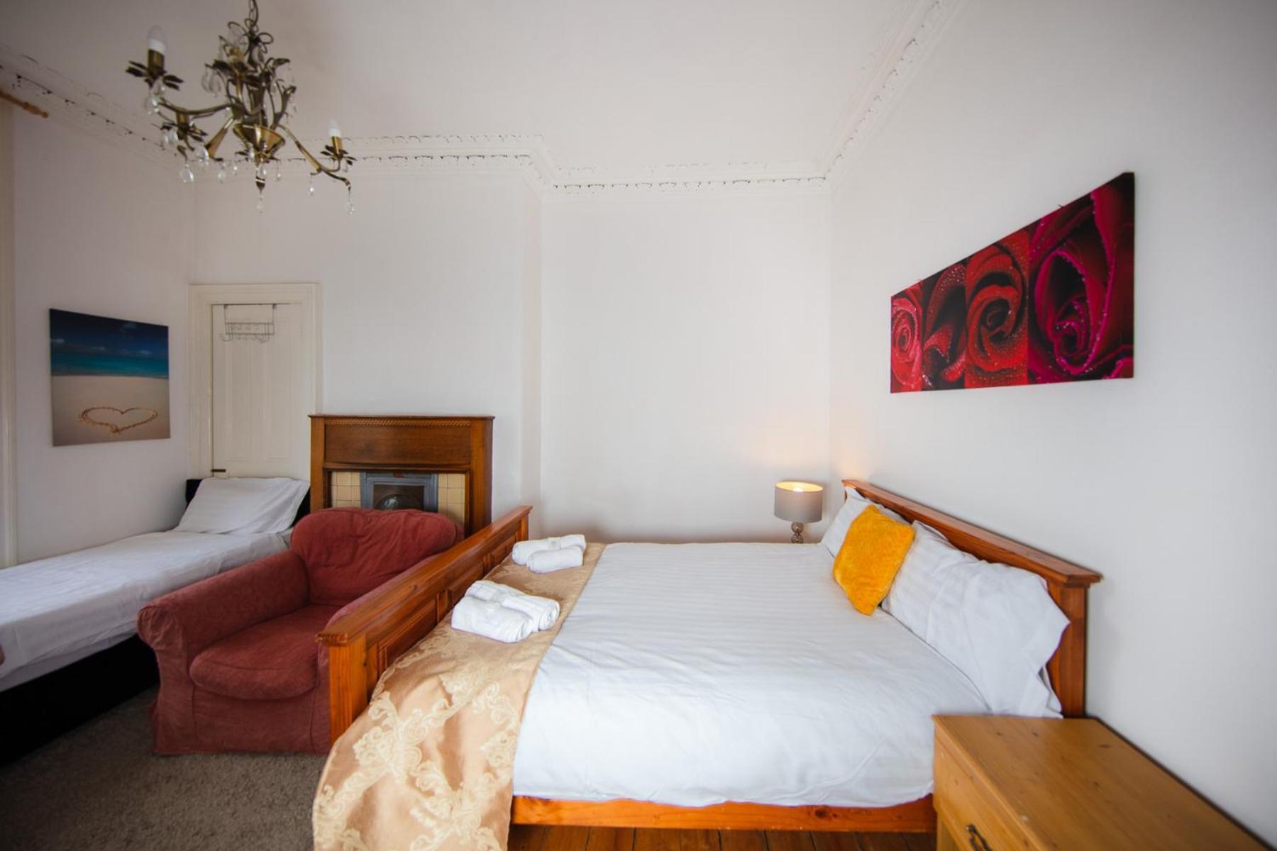 Comfortable, Spacious Retreat, By The Meadows! * Edinburgh