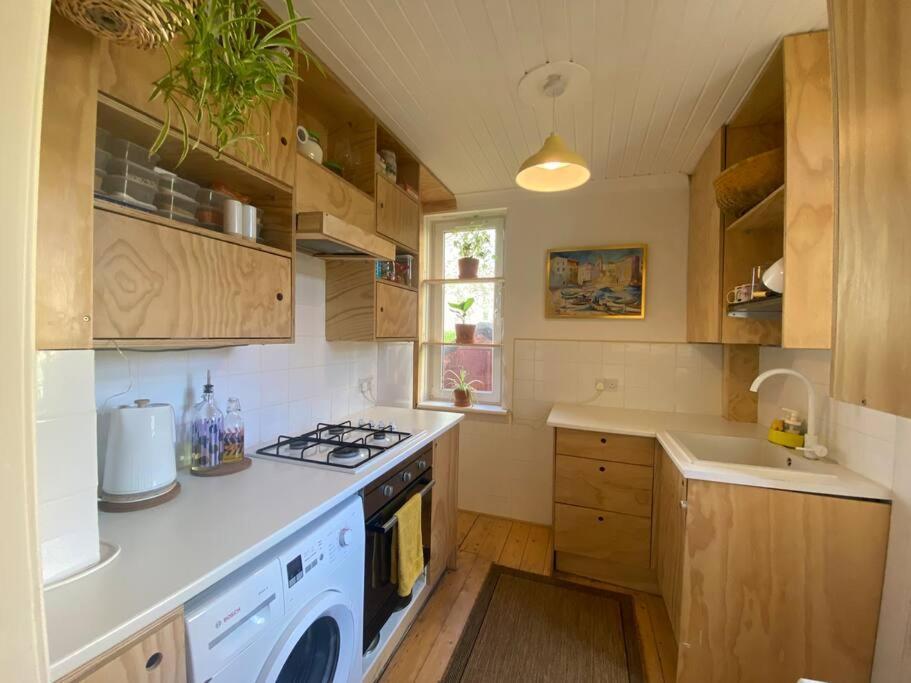 2 Bed With Garden Near Centre & Beach, Free Parking Apartment