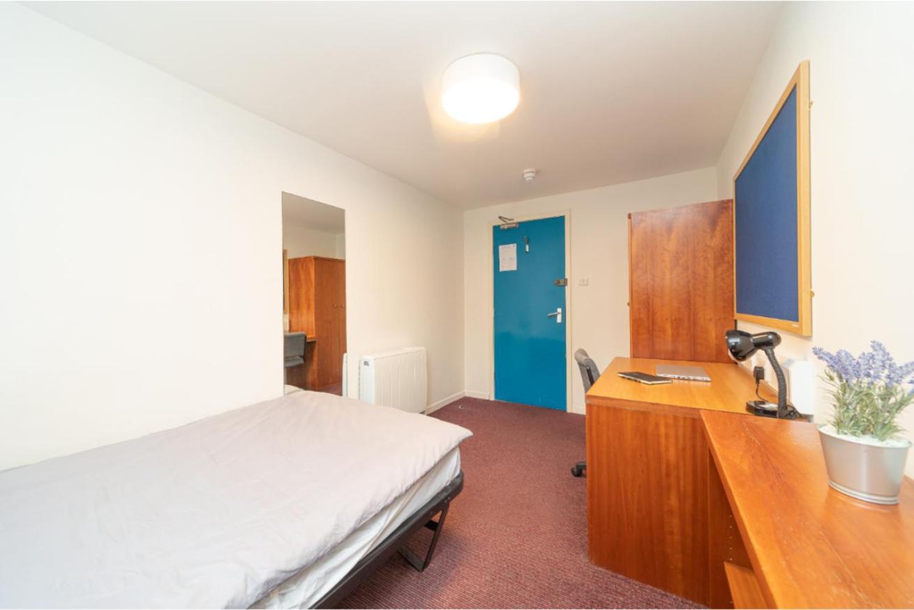 Joivy Affordable 3,4,5 And 12 Bed Private Flats Next To Royal Mile (adults Only) *