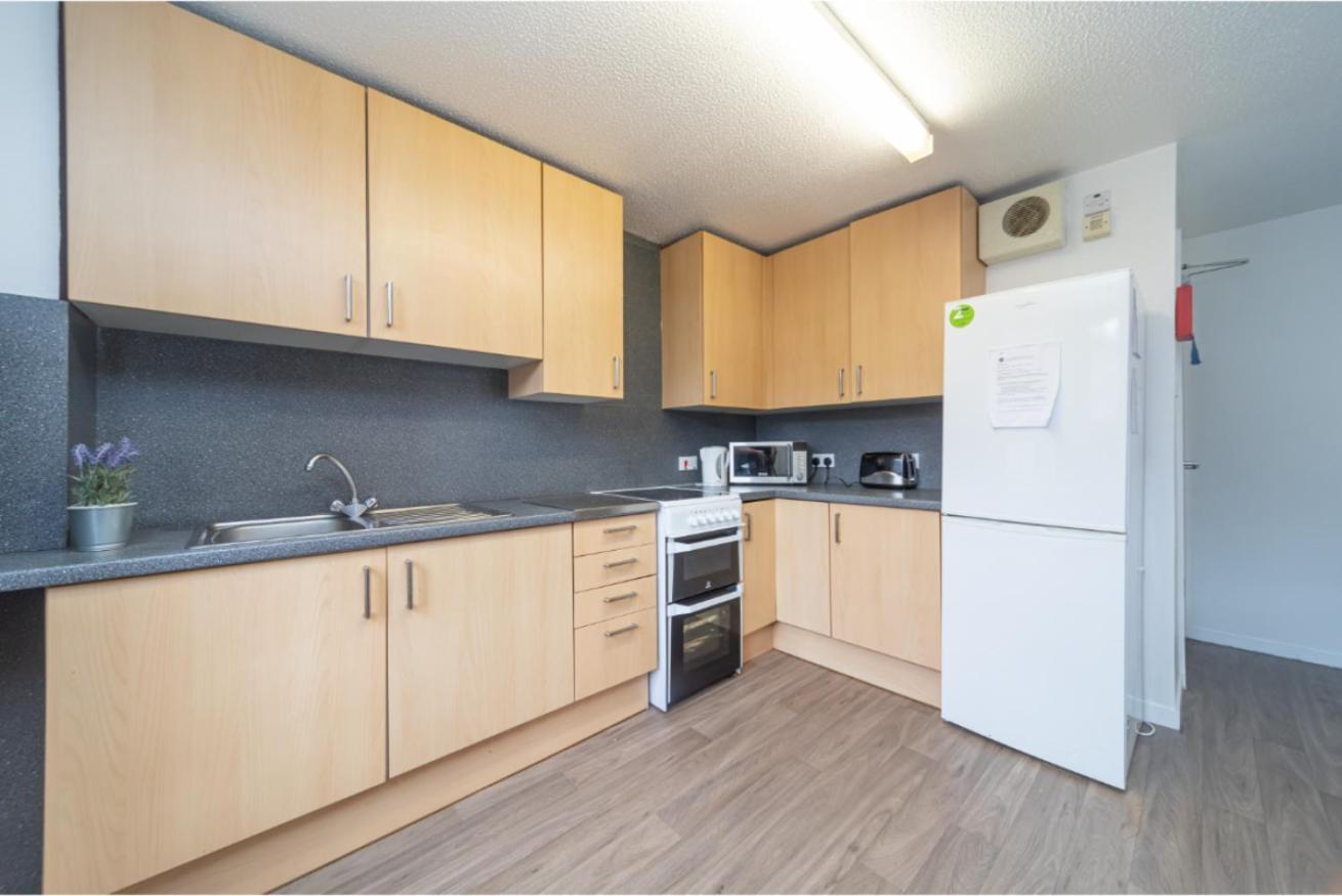 Joivy Affordable 3,4,5 And 12 Bed Private Flats Next To Royal Mile (adults Only) *
