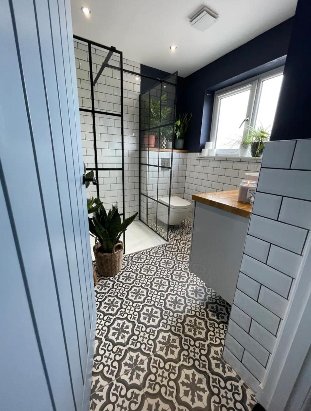 Private With Separate Shower And Free Parking Homestay *