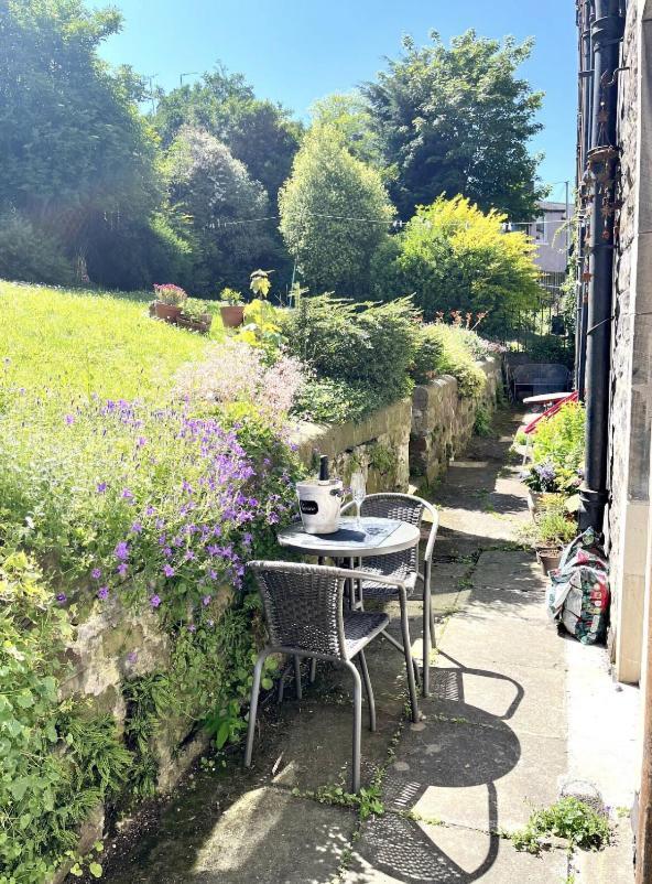 Holyrood Park: Lush & Arty 2 Double Bed Flat *