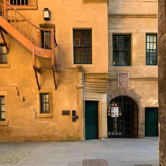 16th Century Courtyard On The Royal Mile Apartment
