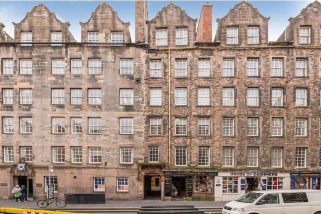 16th Century Courtyard On The Royal Mile Edinburgh