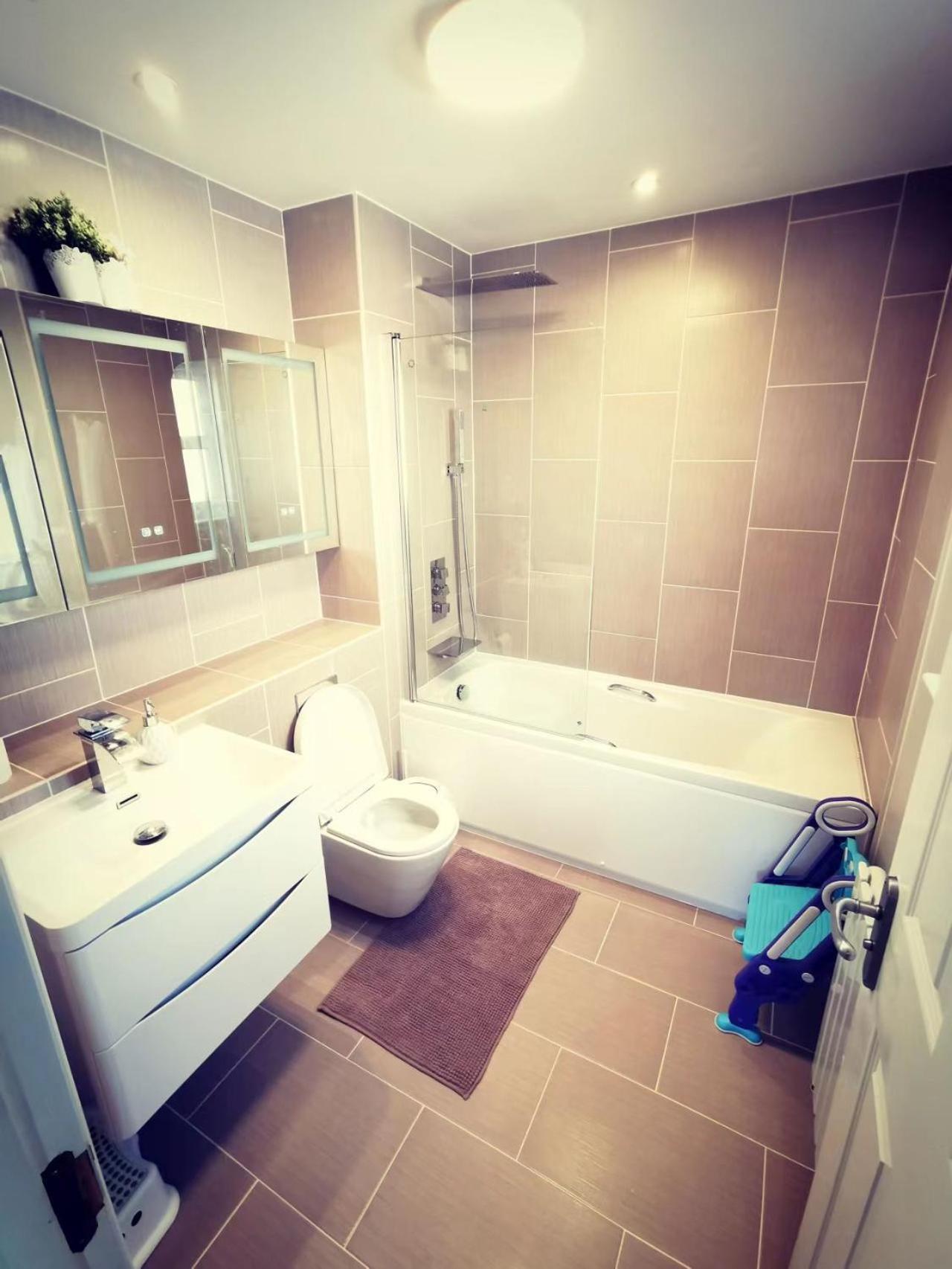 Modern And Spacious Double&king Bedrooms Both With Private Bathrooms * EDI
