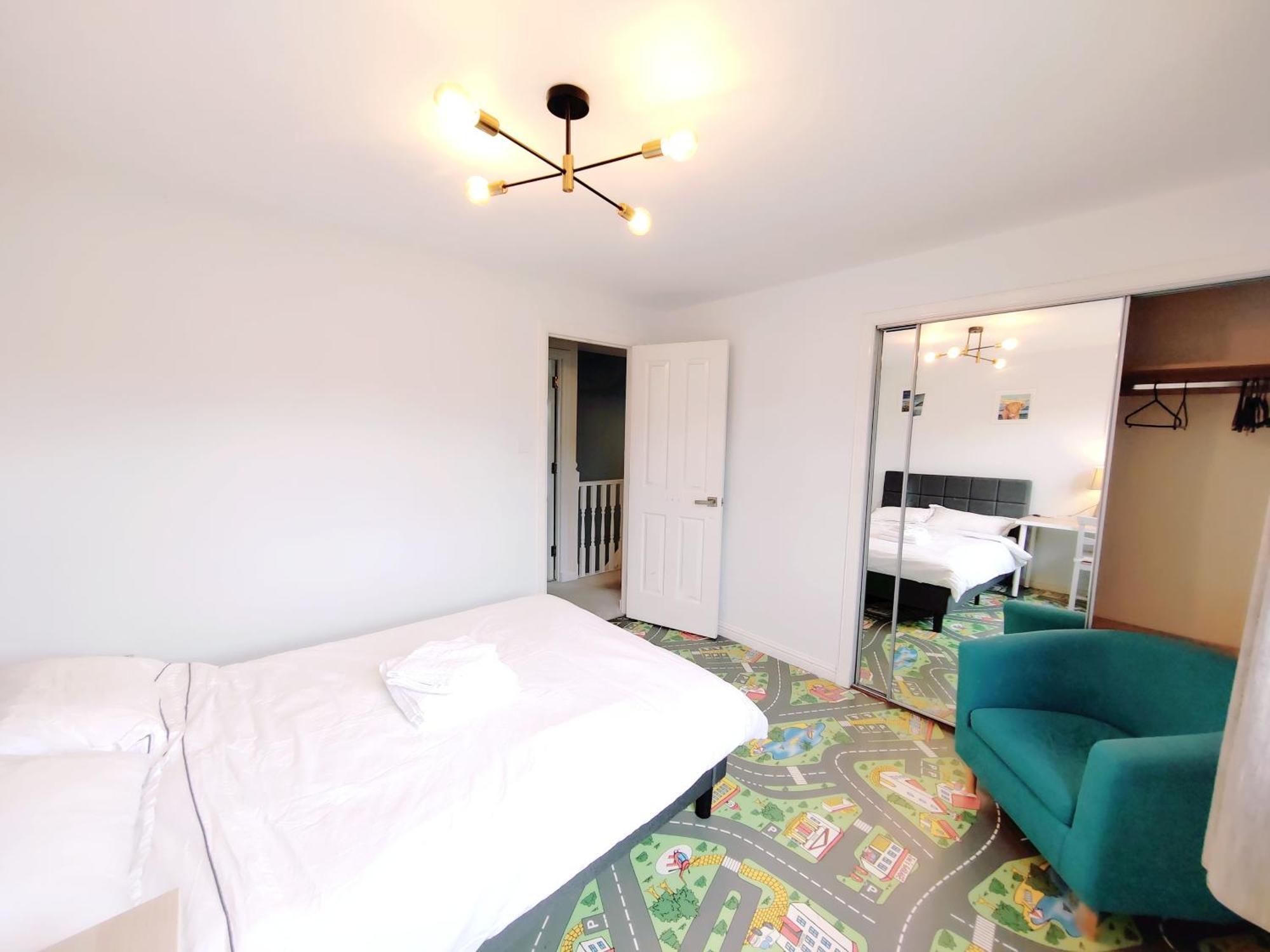 Modern And Spacious Double&king Bedrooms Both With Private Bathrooms *