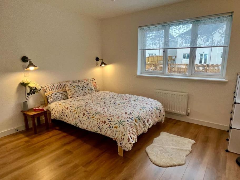 Modern And Spacious With Large Garden Holiday home Edinburgh