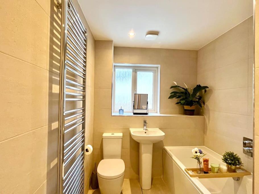 Modern And Spacious With Large Garden Holiday home *